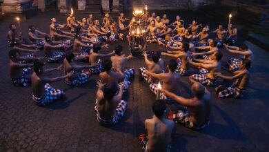 tari kecak menggunakan pola lantai