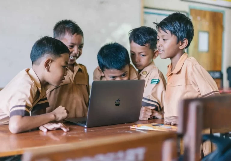 Pengaruh Lingkungan Sekolah pada Pembentukan Karakter Anak dalam Konteks Pendidikan Modern