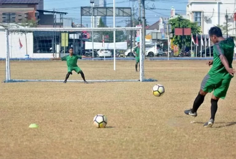 Variabel Lingkungan dan Tendangan Bola